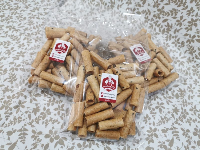 ทองม้วนกรอบแท่งสั้นในถุงใส ติดฉลากสีแดงของร้าน