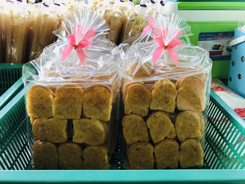 ขนมปังกระเทียมหั่นเต๋าสองกล่อง ผูกริบบิ้นสีชมพู